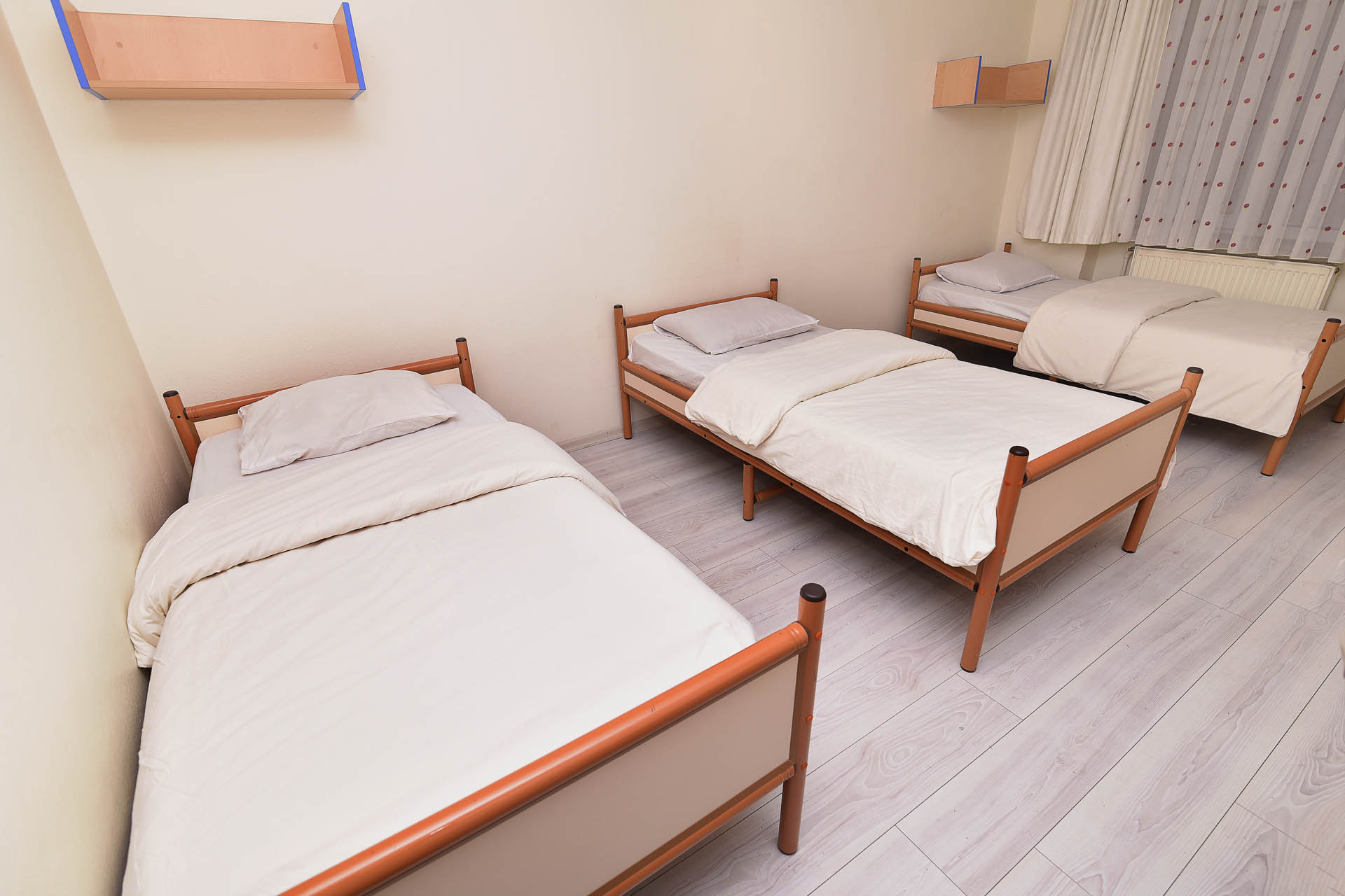 kocaeli-kumlu-otel-3-kisilik-oda